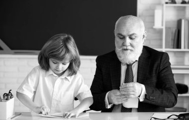 Öğretmen ve öğrenci sınıfa. Öğrenmeme yardım et. Eğitim konsepti. Okul öğrenme konsepti. Erkek ilkokulu