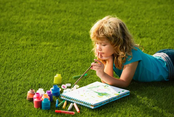 Bambini Artisti Bambini Scolari Che Disegnano Nel Parco Estivo Dipingono — Foto Stock