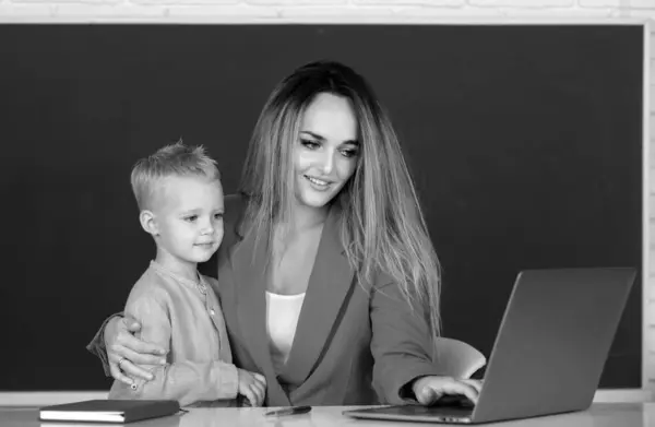 Madre Hijo Juntos Usando Computadora Portátil Educación Aprendizaje Escolar Lección — Foto de Stock