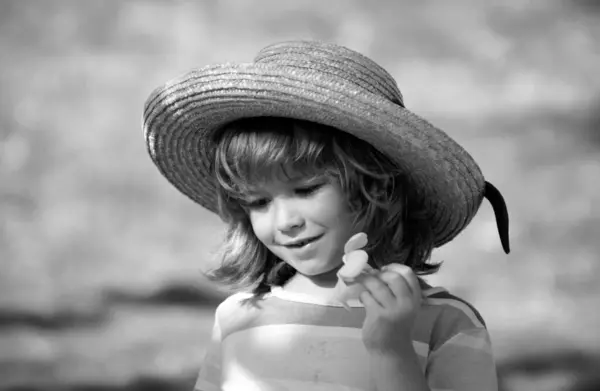 Ritratto Bambini Testa Bambino Carino Cappello Paglia Con Fiore Plumeria — Foto Stock