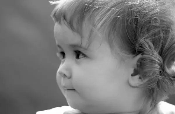 Cute Baby Face Zbliżenie Zielonej Trawie Okresie Letnim Zabawny Portret — Zdjęcie stockowe
