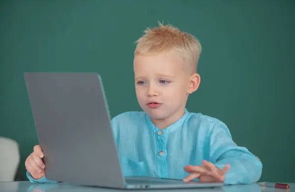 Çocuk Çalışmak Için Aletler Kullanıyor Çocuklar Için Bilgisayar Eğitimi Küçük — Stok fotoğraf