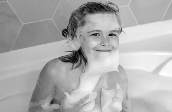 Küvette Köpükle Yıkanan Şirin Bir Çocuk Banyoda Banyo Yapan Komik — Stok fotoğraf