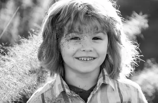 Крупный План Привлекательный Смеющийся Мальчик Концепция Детских Эмоций Портрет Молодого — стоковое фото