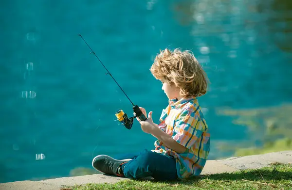 釣り趣味 川でスピナーを持つ少年 子供とともにロッド — ストック写真