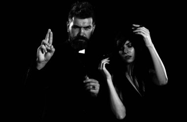 Seksi rahibeyle kilise papazı. Baştan çıkarıcı keşiş. Rahip günahı.