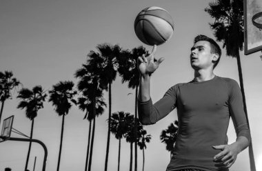 Basketbolcu. El dönen basket topu. Basket topunu parmağında dengelemek. Spor ve basketbol