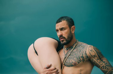 Baskın erkek. Eşek kadın dakika Muskuled dostum. Kadının anti-selülit ve cilt bakım popo. Kalça kadın. Büyük seksi kumlu kadının kalça. Çıplak göt