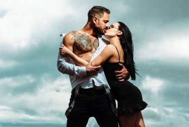 Aşık sevimli seksi çift. Erkek şehvetli kadını kucaklar. Moda ve güzellik, romantik çiftler kucaklaşır. Hassas tutkuları olan seksi, zarif çift aşıkları. Erkeğin yanında güzel bir kadın