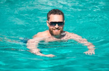 Yaz tatili. Yüzme havuzunda yakışıklı bir adam. Havuz partisi. Yaz ruh hali kavramı