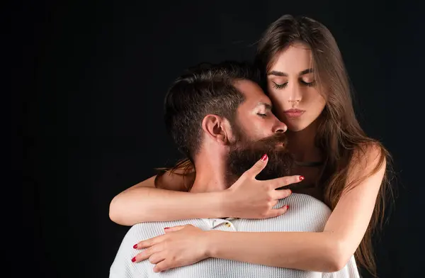 情熱的な強烈なセックスを持つ若いカップル 官能的なキス官能的な関係 喜びを楽しんでいます 優しさと親密さ レトロなヴィンテージカップルロマンチック — ストック写真