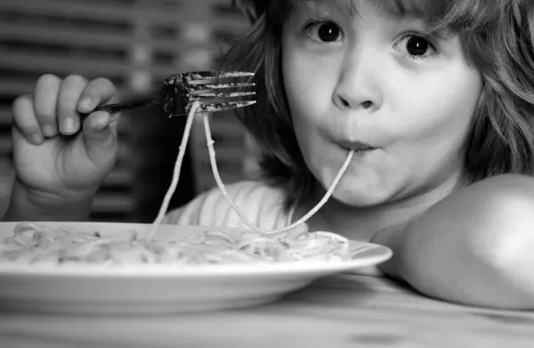 Retrato Menino Loiro Pequeno Comendo Macarrão Espaguete Close Cara Miúdos — Fotografia de Stock