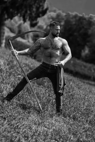 Strong Muscular Power Sexy Farmer Using Scythe Farmer Scythe Green — Stockfoto