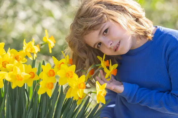 Słodki Blondyn Wiosennym Ogrodzie Małe Dziecko Pod Kwitnącym Drzewem Szczęśliwy — Zdjęcie stockowe