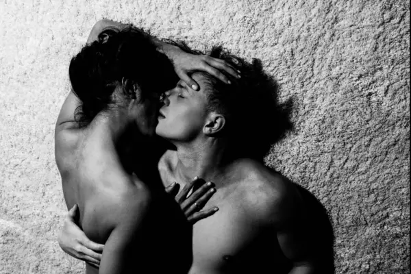 Beso Sensual Pareja Enamorada Besándose Beso Apasionado Momento Romántico Amantes — Foto de Stock