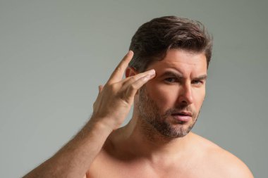 Erkekler için kozmetik kremi. Spa erkek modeli, cilt bakımı için cilt bakımı. Yaşlanma karşıtı cilt için sabah maskesi. Cilt bakımı. Erkek yüz kremi. Mükemmel yumuşak ciltli bir adam. Güzellik ürünleri.