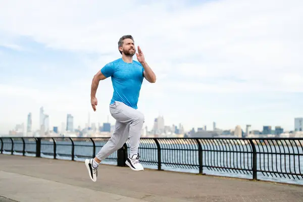 跑步的男人 健康的运动 在纽约跑步的人健美男子赛跑选手正在曼哈顿附近慢跑 在美国街上跑步的家伙 穿着运动服在纽约跑步的人 赛跑选手的运动服 — 图库照片