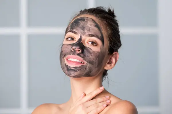 Mladá Žena Nahým Ramenem Hliněnou Maskou Obličeji Krásný Model Nanášení — Stock fotografie