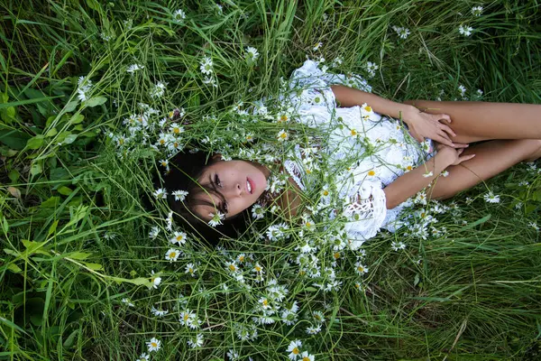 Сексуальная Весна Сексуальная Женщина Лежит Траве Летняя Красота Сексуальная Женщина — стоковое фото