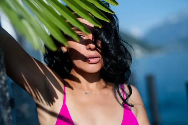 Mooie Vrouw Met Bladeren Tropen Haar Gezicht Mooi Meisje Palmbladeren — Stockfoto