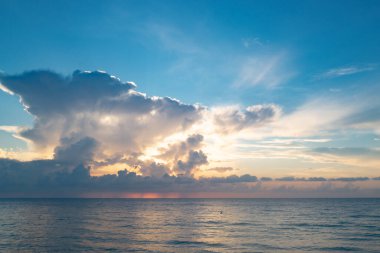 Dramatik gün batımı gökyüzü. Deniz. Bulutların arasından gün batımını izleyen sakin bir deniz. Meditasyon okyanusu ve gökyüzü arka planı. Huzurlu deniz manzarası. Günbatımı deniz suyunun üzerinde bir ufuk. Gün batımı gökyüzü sakin