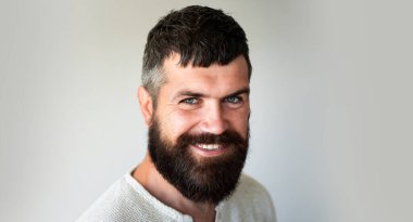 Mutlu sakallı adam. Gülümseyen yüzlü, sakallı bir adam. Sakal stili. Sakallı, vahşi, klasik sakallı bir hippi. Erkek retro güzellik. Berber ve klasik berber dükkanı konsepti