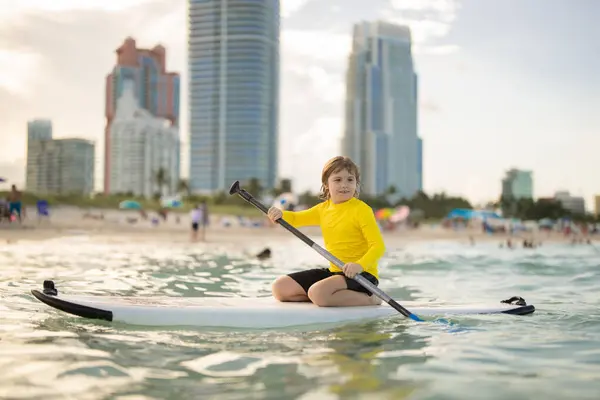 Chico Montando Una Tabla Remo Vacaciones Verano Niño Surfista Paddle —  Fotos de Stock