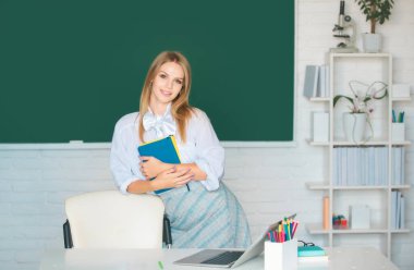 Okuldaki ya da üniversitedeki kız öğrencinin portresi