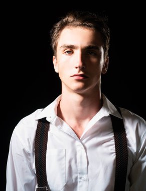 Yakışıklı bir gencin yakın portresi.