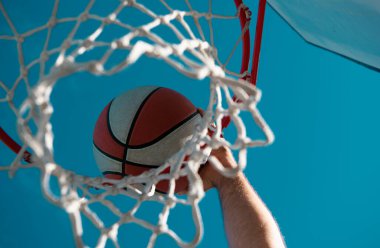 Eller ve basketbol. Basketbol maçında galibiyet puanı almak. Basketbol, açık havada oynayan bir takımın spor ve spor sembolü.