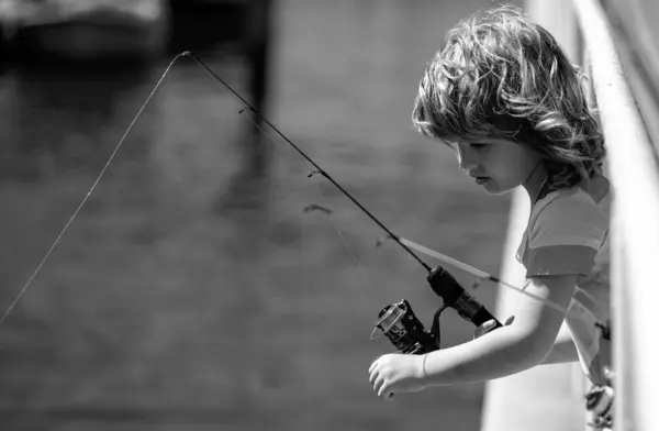 ロッドで子供釣り 若い漁師だ 川でスピナーを持つ少年 釣りの概念 — ストック写真