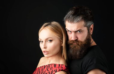 Genç ve zarif insanların portresi. Sevecen, seksi aşıklar, nazik kadınlar ve erkekler bakıyor. Moda çifti