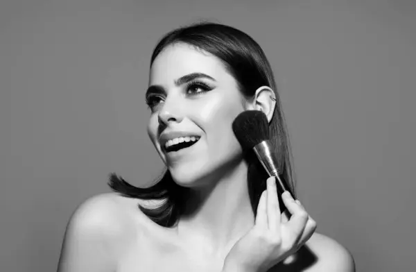 Atractiva Mujer Maquillaje Con Cepillo Colorete Producto Cosmético — Foto de Stock