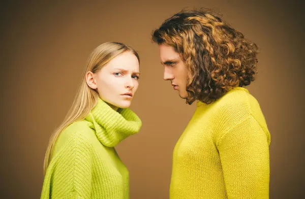 Moda Kızı Stüdyoda Poz Veren Sarı Elbiseli Adam Moda Çifti — Stok fotoğraf