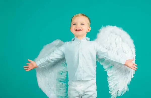 Ангельский Мальчик Купидон Ангельскими Крыльями — стоковое фото