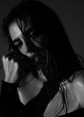 Stüdyoda güzel bir kadın portresi var. Temiz tenli, doğal makyajlı güzel bir kız.