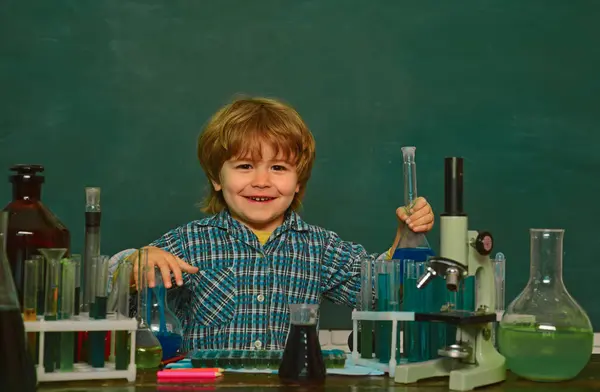 Kemi Demonstration Biologi Experiment Med Mikroskop Tillbaka Till Skolan Kemi — Stockfoto
