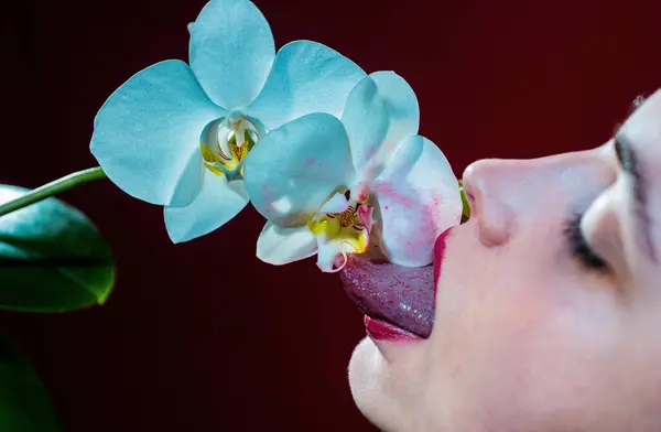 Sexy Frau Lecken Blume Orchidee Und Frauenlippen Orchideenblume Auf Sinnlichem — Stockfoto
