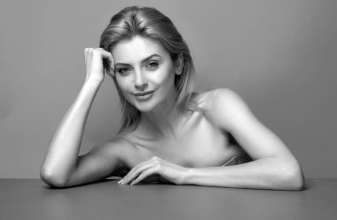 Stüdyoda güzel bir kadın portresi var. Temiz tenli, doğal makyajlı güzel bir kız.