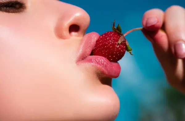 Erdbeere Den Lippen Rote Erdbeere Frauenmund Aus Nächster Nähe Sommer — Stockfoto