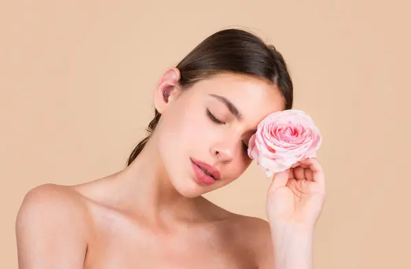 Beleza Cara Mulher Spa Com Maquiagem Natural Flores Rosa Modelo — Fotografia de Stock