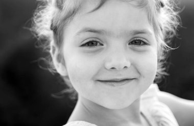 Bahar küçük kızı. Güneşli çocuk portresi. Gülümseyen çocuk, olumlu duygular. Yaz günleri