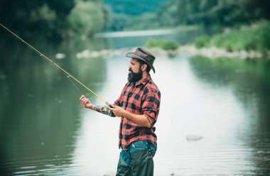 Balıkçı bir balık yakaladı. Nehirde balık tutan adam