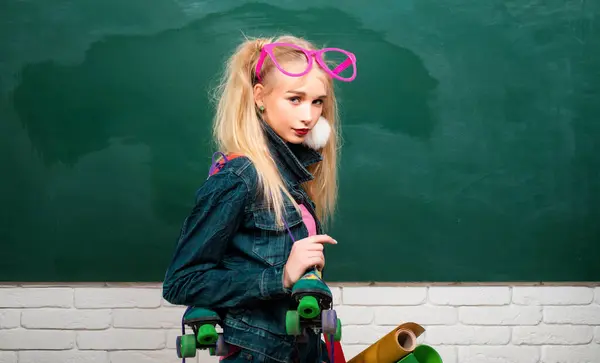 Teenager Mädchen Der Schule Auf Der Tafel — Stockfoto