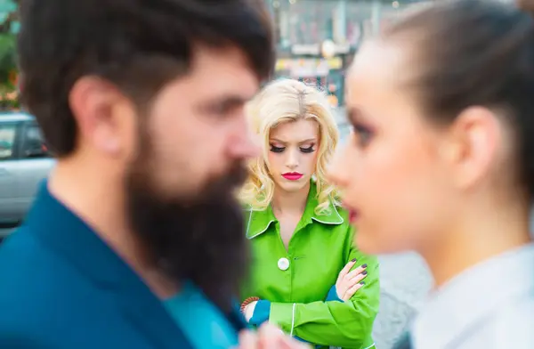 Scheidingsreden Ontrouw Zijn Ontrouwe Man Loopt Met Zijn Vriendin Kijkt — Stockfoto