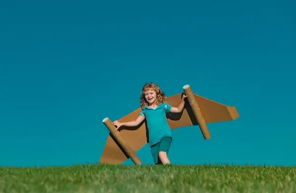 Fröhliches Kind Spielt Mit Spielzeugflugzeugflügeln Vor Blauem Himmel Kinder Haben — Stockfoto