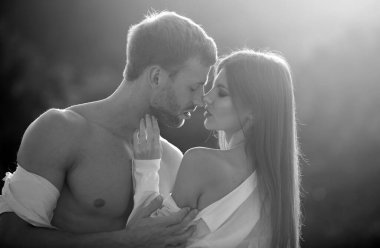 Birbirine aşık, şehvetli aşıklar kucaklaşıp sarılıyorlar.