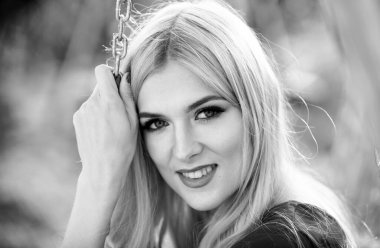 İlkbahar romantik sarışın romantik kadın portresi. Romantik gülüşlü kadın. Güneşli yaz gününde genç bir kadın. Güzel kız dışarıda, kapayın güzel genç bayan yüzünü