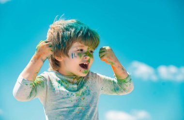 Boyalı elleri ve yüzleri olan şirin çocukların portresi. Komik çocuk.