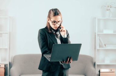 Ofiste çok fazla işi olan genç ve ciddi bir iş kadını. Sekreter kız. İş kadını, ofis müdürü ve büro masasında telefonu var.